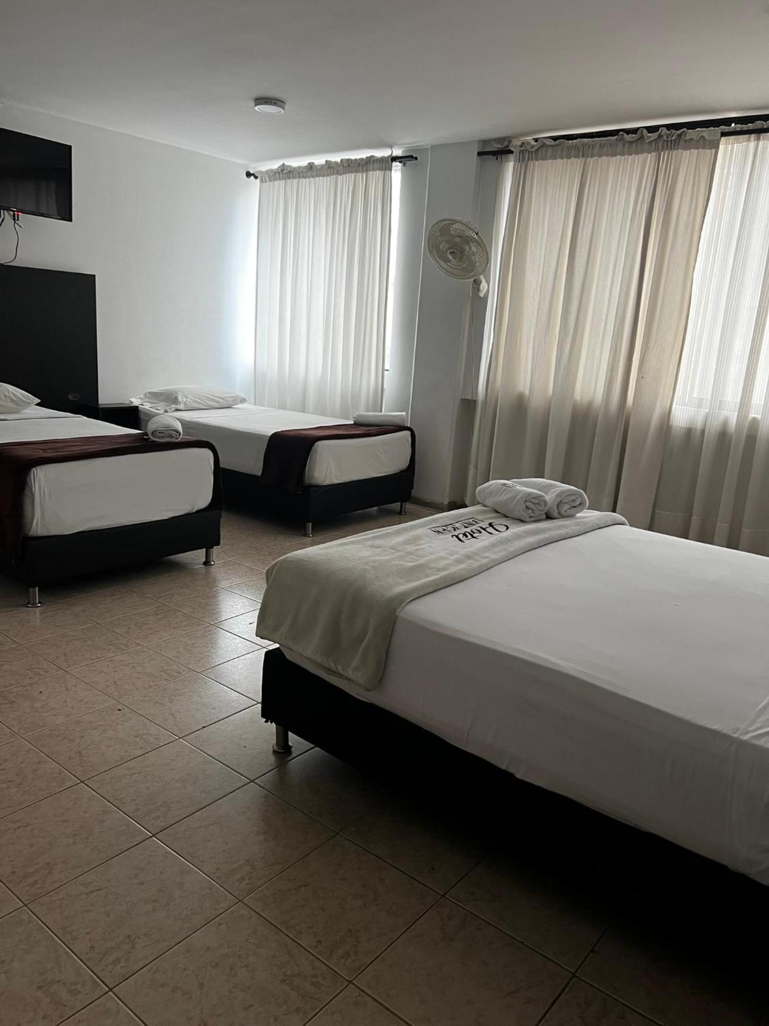 Hotel Saint John Medellin Bagian luar foto